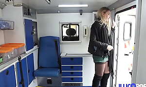 Natacha, blonde salope, prise en double dans une ambulance